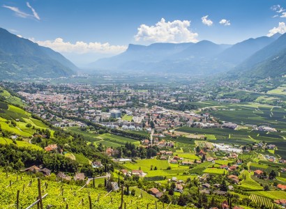 Sommer in Meran: Genießen Sie die herrliche Aussicht auf die malerische Stadt Meran und die umliegenden Berge