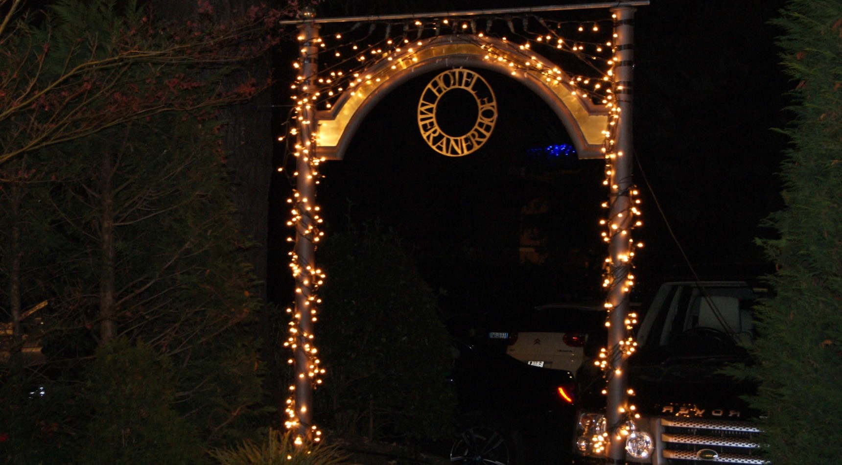 Hotelbeleuchtung im weihnachtlichen Garten des Classic Hotel Meranerhof: Ein festlich geschmücktes Jugendstilhotel für magische Weihnachten in Meran