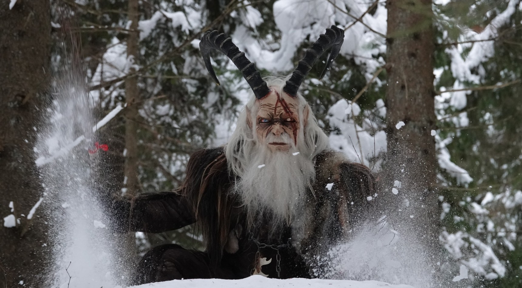 Der Krampus in Südtirol: Traditionelle Weihnachtsfigur, die in der Adventszeit die Straßen erobert und für Spannung sorgt