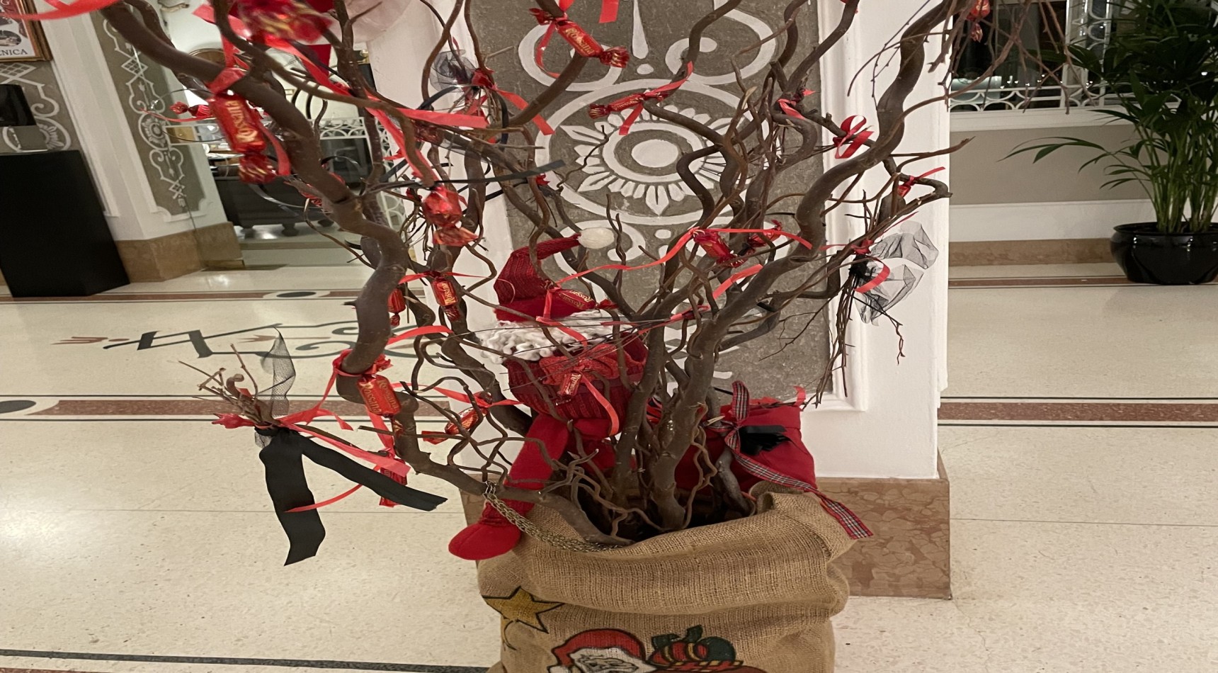 Ihr Nikolausstrauß im Stadthotel Meranerhof: Festliche Floristik zur Adventszeit im Classic Hotel Meranerhof