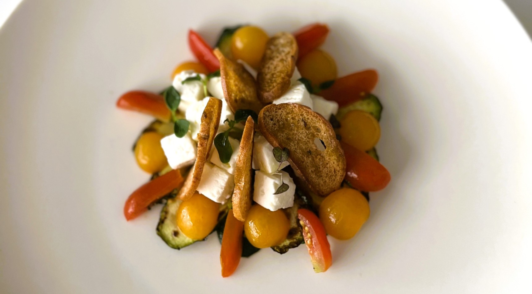 Zucchini-Feta-Salat, ein Sommergericht in Meran, Südtirol im Stadthotel Meran Zucchini-Feta-Salat: Ein erfrischendes Sommergericht im Stadthotel Meranerhof in Meran, Südtirol