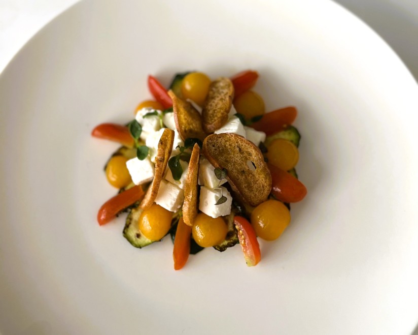 Zucchini-Feta-Salat, ein Sommergericht in Meran, Südtirol im Stadthotel Meran Zucchini-Feta-Salat: Ein erfrischendes Sommergericht im Stadthotel Meranerhof in Meran, Südtirol