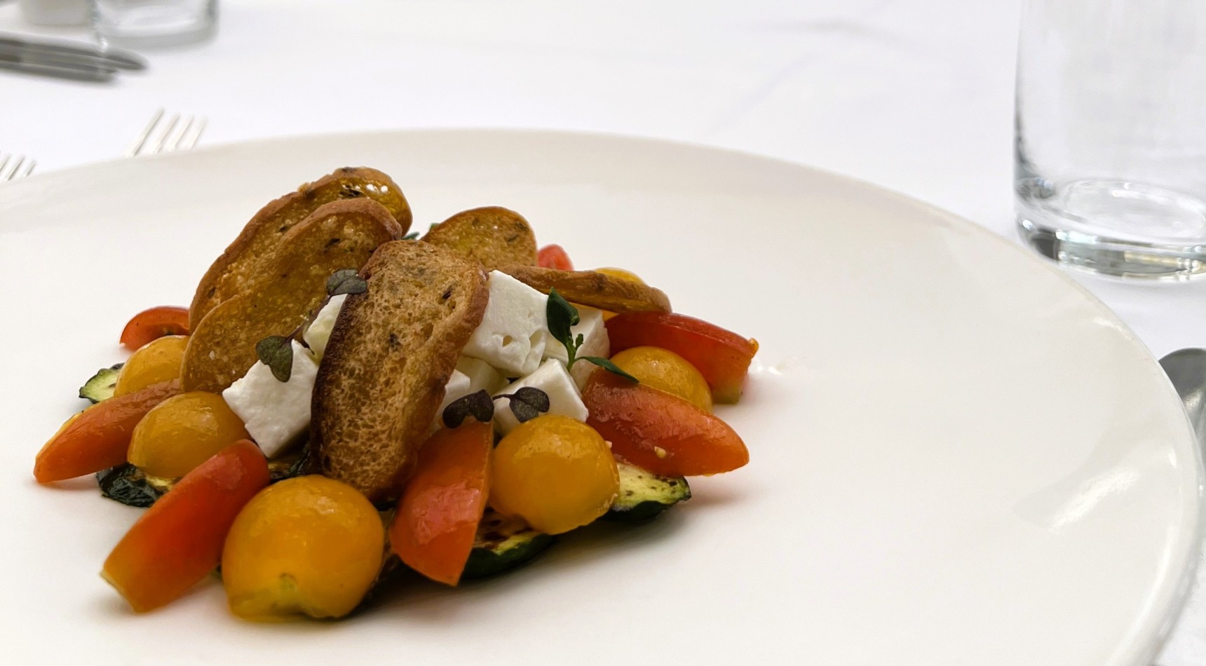 Zucchini-Feta-Salat, ein Sommergericht in Meran, Südtirol im Stadthotel Meran Zucchini-Feta-Salat: Ein erfrischendes Sommergericht im Stadthotel Meranerhof in Meran, Südtirol