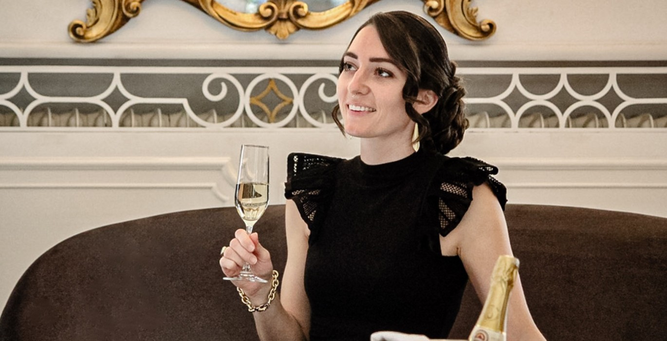 Elegante Dame im Hotel Meranerhof Elegante Dame im Hotel Meranerhof beim Aperitiv in der Hausbar